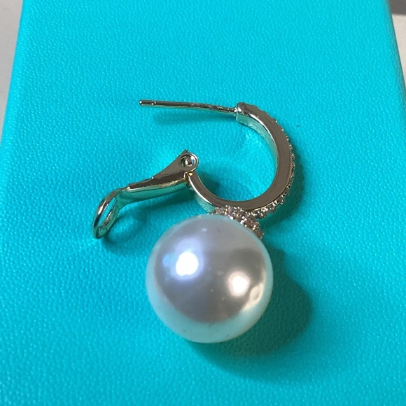 NEWT Elegant Gold and Pearl Earrings - Picture 9 of 10